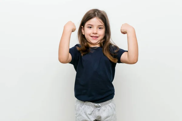 かわいい白人の女の子は気楽に興奮して応援しています 勝利の概念 — ストック写真