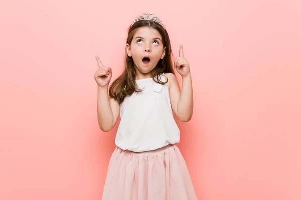 Niña Usando Look Princesa Apuntando Revés Con Boca Abierta — Foto de Stock