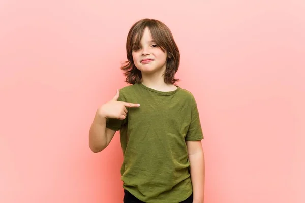 シャツのコピースペースに手で指差す小さな男の子の人 誇りと自信 — ストック写真