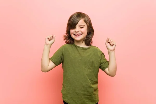 Маленький Хлопчик Виховує Кулака Відчуває Себе Щасливим Успішним Концепція Перемоги — стокове фото