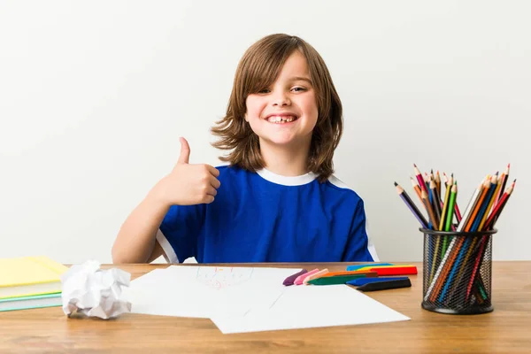 Mały Chłopiec Malarstwo Robi Homeworks Biurku Uśmiechając Się Podnosząc Kciuka — Zdjęcie stockowe