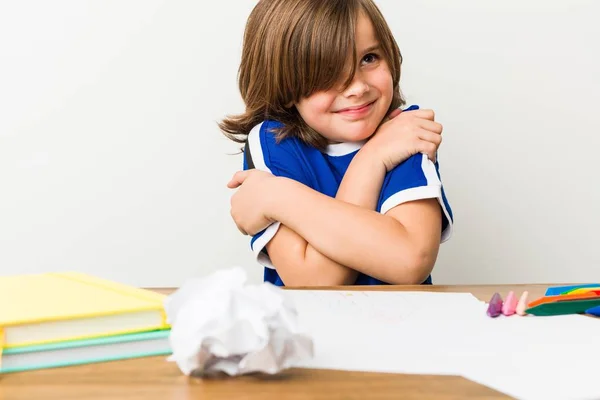 Petit Garçon Peignant Faisant Des Devoirs Sur Son Bureau Câlins — Photo