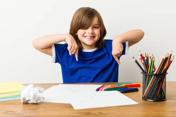 Petit Garçon Peignant Faisant Des Devoirs Sur Son Bureau Pointe — Photo