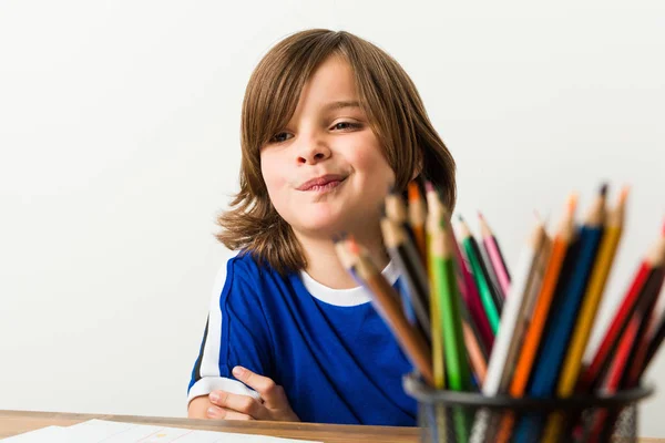 Kleiner Junge Malt Und Macht Hausaufgaben Auf Seinem Schreibtisch Runzelt — Stockfoto