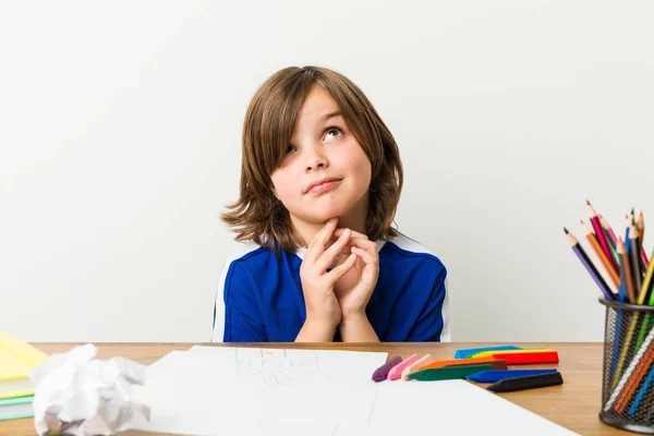 Kleine Jongen Schilderij Doen Oplossen Zijn Bureau Maken Van Plan — Stockfoto