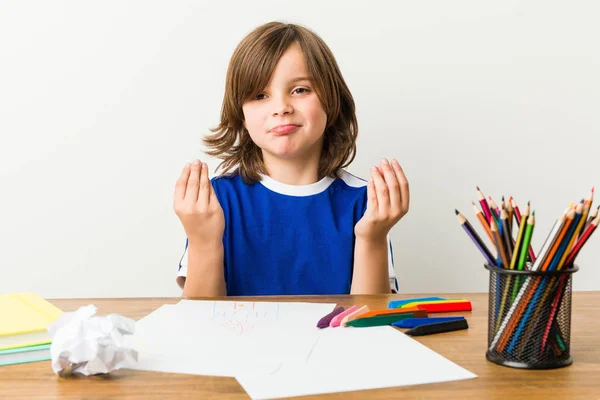 小さな男の子が絵を描き 彼女はお金を持っていないことを示す彼の机の上で宿題をしています — ストック写真