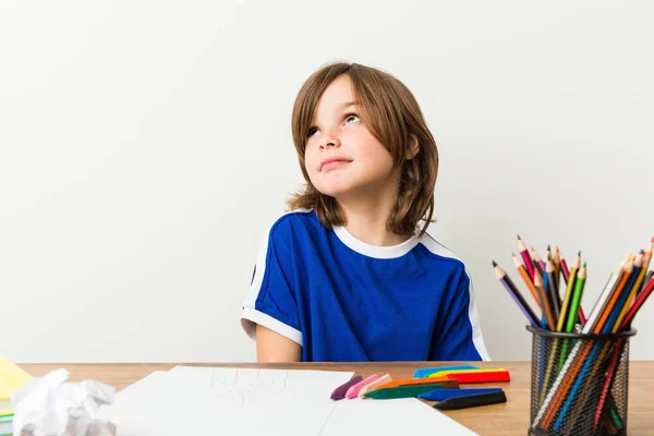 Küçük Çocuk Resim Onun Masasında Gol Amaçlara Ulaşma Hayal Ödevleri — Stok fotoğraf
