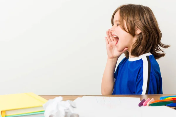 Küçük Çocuk Resim Masasında Bağırarak Ödevleri Yapıyor Açık Ağız Yakınında — Stok fotoğraf