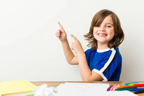 Küçük Çocuk Resim Masasında Ödevleri Yapıyor Heyecanlı Parmakları Ile Işaret — Stok fotoğraf