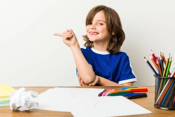 Mały Chłopiec Malarstwo Robi Homeworks Biurku Uśmiechając Się Wesoło Wskazując — Zdjęcie stockowe