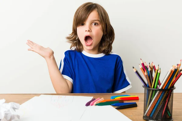 Petit Garçon Peignant Faisant Des Devoirs Sur Son Bureau Impressionné — Photo