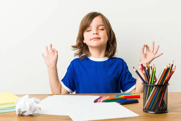 Kleine Jongen Schilderij Doen Oplossen Zijn Bureau Ontspant Hard Werken — Stockfoto