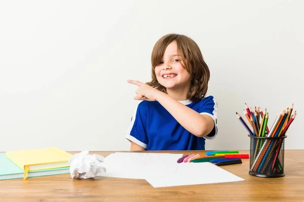 Küçük Çocuk Resim Masasında Gülümseyerek Bir Kenara Işaret Ödevleri Yapıyor — Stok fotoğraf