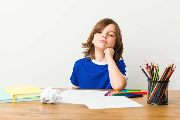 Liten Pojke Målning Och Gör Hemuppgifter Sitt Skrivbord Som Känner — Stockfoto