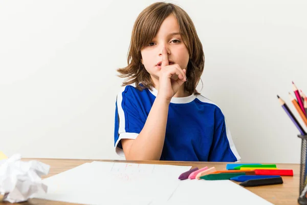 Маленький Мальчик Рисует Выполняет Домашние Работы Своем Столе Хранит Секрет — стоковое фото