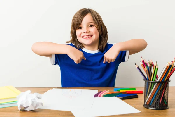 Mały Chłopiec Malarstwo Robi Homeworks Biurku Zaskoczony Wskazując Palcem Uśmiechając — Zdjęcie stockowe