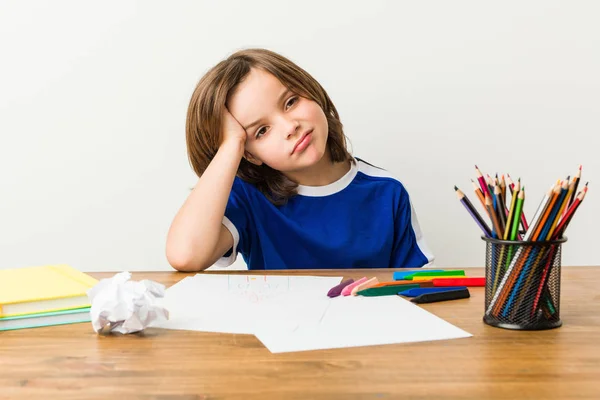 小さな男の子が絵を描き 彼の机の上で宿題をやっているのは疲れ 頭の上に手をつないで非常に眠い — ストック写真
