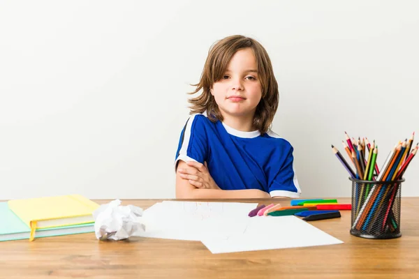 Mały Chłopiec Malarstwo Robi Prace Domowe Biurku Który Czuje Się — Zdjęcie stockowe