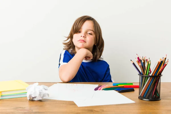 Petit Garçon Peignant Faisant Des Devoirs Sur Son Bureau Souffre — Photo