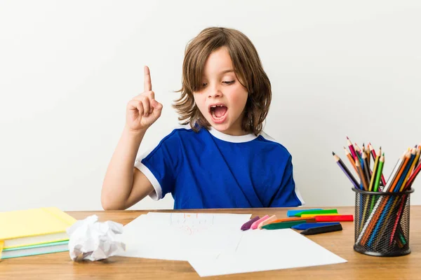Маленький Хлопчик Малює Робить Домашнє Завдання Своєму Столі Маючи Ідею — стокове фото