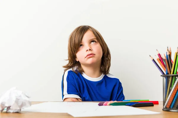 Küçük Çocuk Resim Masasında Ödevleri Yapıyor Tekrarlayan Bir Görev Yorgun — Stok fotoğraf