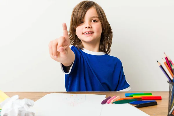 Küçük Çocuk Resim Yapıyor Masasında Parmakla Bir Numara Gösteren Ödevler — Stok fotoğraf