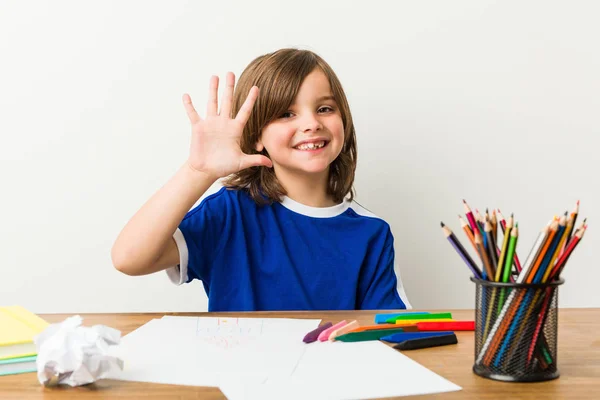 Mały Chłopiec Malarstwo Robi Homeworks Biurku Uśmiechnięty Wesoły Pokazując Numer — Zdjęcie stockowe