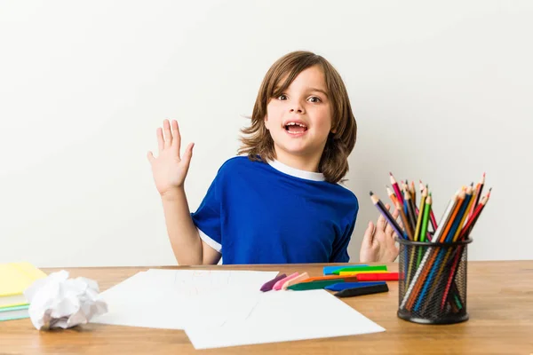 Petit Garçon Peignant Faisant Des Devoirs Sur Son Bureau Étant — Photo