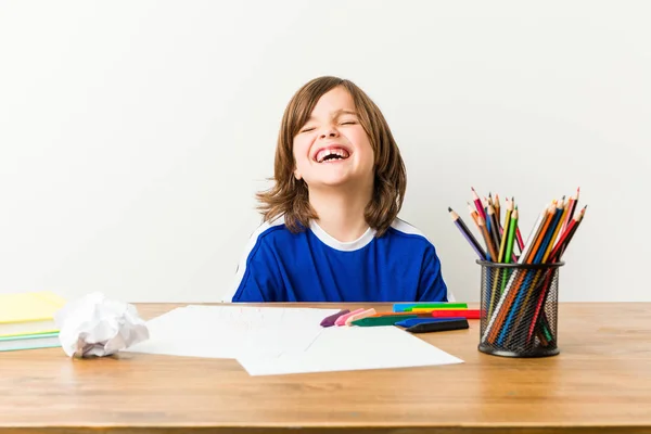 Mały Chłopiec Malarstwo Robi Homeworks Biurku Śmieje Się Zamyka Oczy — Zdjęcie stockowe