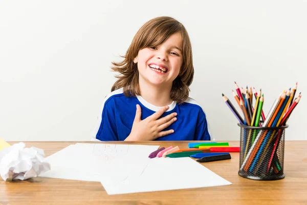 Petit Garçon Peignant Faisant Des Devoirs Sur Son Bureau Rit — Photo