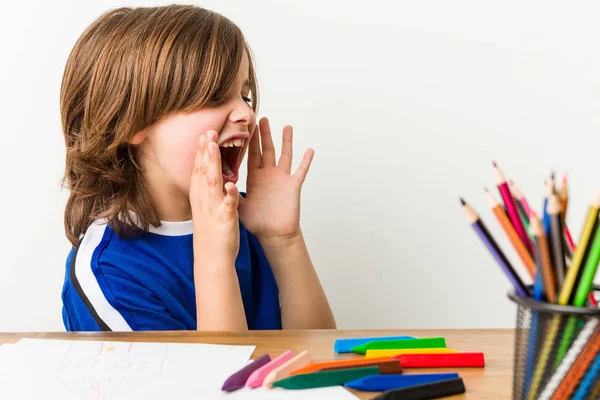 Petit Garçon Peignant Faisant Des Devoirs Sur Son Bureau Crie — Photo