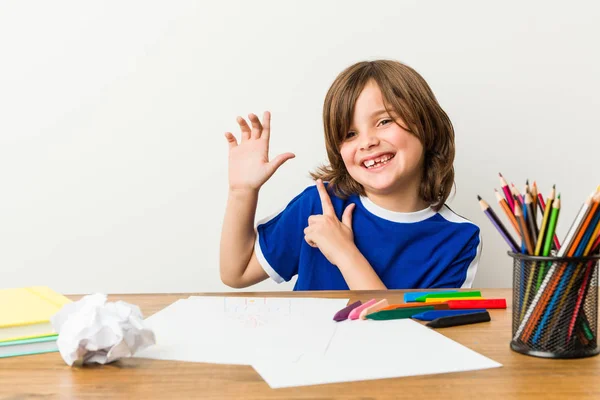 Mały Chłopiec Malarstwo Robi Prace Domowe Biurku Wskazując Palcami Przestrzeni — Zdjęcie stockowe