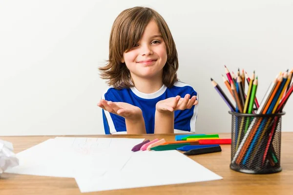 Маленький Хлопчик Малює Робить Домашні Завдання Своєму Столі Тримаючи Щось — стокове фото