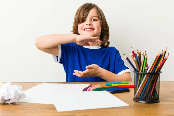 Kleine Jongen Schilderij Doen Oplossen Zijn Bureau Houden Iets Met — Stockfoto