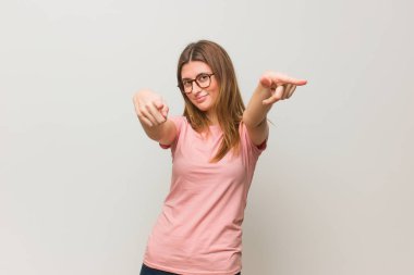 Genç Rus doğal kız neşeli ve gülümseyen