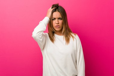 Bir duvara karşı genç otantik karizmatik gerçek insanlar kadın yorgun ve çok uykulu baş el tutmak.