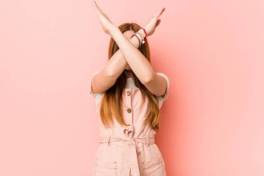 Çiller ile genç zencefil kadın iki kol çapraz tutmak, inkar kavramı.