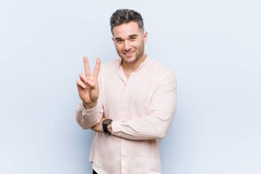 Genç yakışıklı serin adam parmakları ile iki numara gösteren.