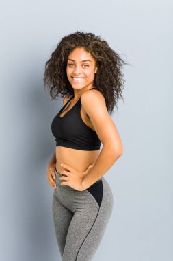 Genç afrikalı amerikalı sportif kadın poz