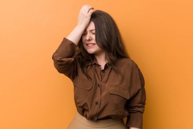 Genç kıvrımlı Rus kadın bir şey unutmadan, avuç içi ve kapanış gözleri ile alnına tokat.