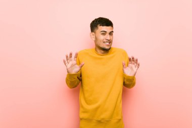 Genç İspanyol adam tiksinti bir jest gösteren birini reddederek.