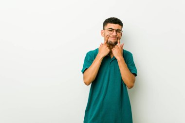 Genç İspanyol adam iki seçenek arasında şüphe.