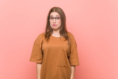 Gözlük takan genç öğrenci kadın omuz silkiyor ve gözleri karıştı.