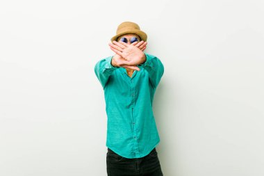 Bir inkar jesti yapıyor bir yazlık giysiler giyen genç İspanyol adam