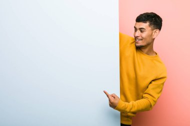 Genç İspanyol adam bir plasard tutan