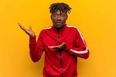 Genç fitness siyah adam iki seçenek arasında şüphe.