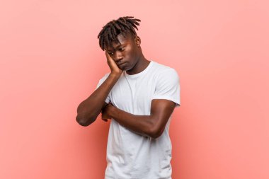 Sıkılmış, yorgun ve dinlenmek için bir gün ihtiyacı genç Afrikalı siyah adam.