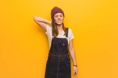 Boyun ağrısı çeken genç hipster kadın