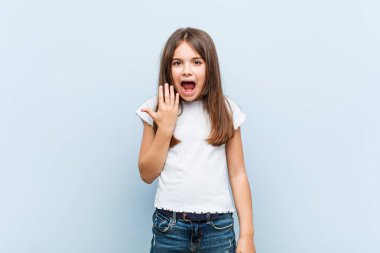 Sevimli kız öfke ile çığlık.