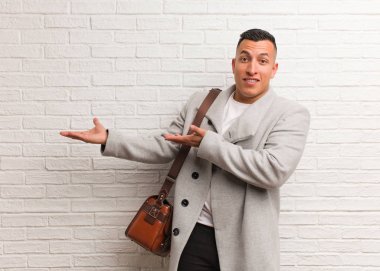 Genç Latin iş adam tutan bir şey ile el